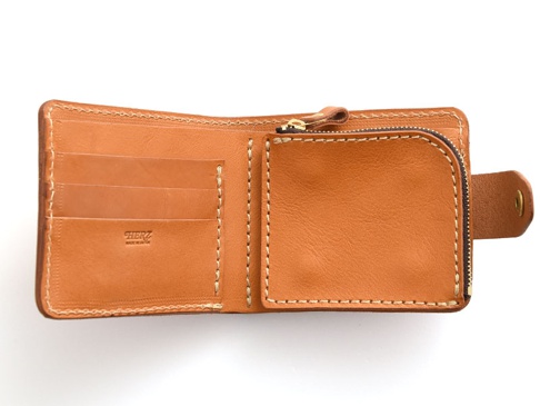 職人手作皮革短夾，採用棕褐色皮革，內含多個卡槽與一個拉鍊零錢袋，整體風格簡約，縫線清晰，質感佳。