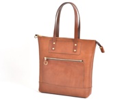 棕褐色皮革製成的直式托特包，配有頂部拉鍊、前置拉鍊口袋、兩個金屬鉚釘裝飾以及兩個皮革提把，整體設計簡潔實用。