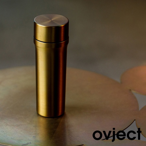 金色三用保溫瓶，圓形頂蓋，瓶身材質為金屬，表面光滑，底部平坦。