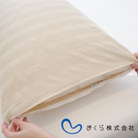 淺米色條紋羽絨枕專用枕套，材質光滑，帶有拉鍊。