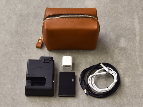 Mサイズは一眼レフのバッテリー充電器なども収納可能です。