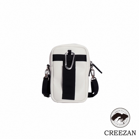 白色紋理材質的高爾夫迷你側背收納包，正面有黑色織帶與銀色登山扣設計，配有可拆卸的黑色斜背帶，方便攜帶。