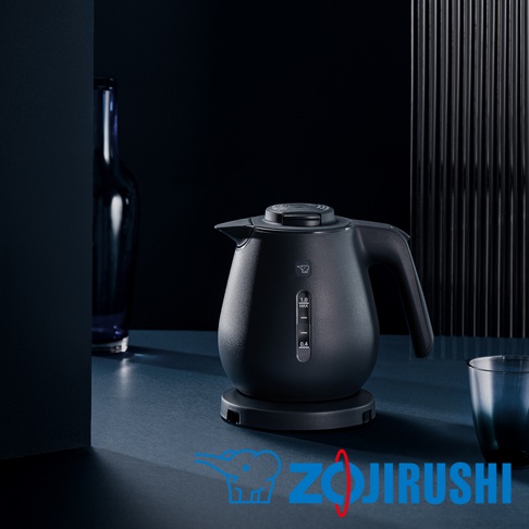 霧面黑色快煮壺，壺身有水位指示刻度，搭配同色系底座，整體呈現簡潔現代感。