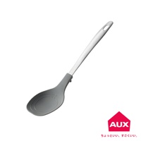 灰色矽膠量匙，帶有銀色金屬手柄，匙面有刻度標示。