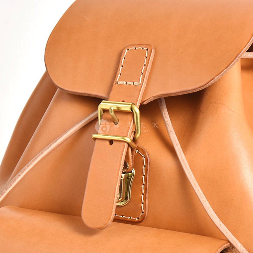 職人手作皮革經典後背包 R-4，天然棕色皮革，配有黃銅扣環和針織細節。