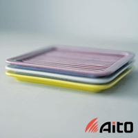 三個疊放的長方形美濃燒素釉吐司酥脆專用盤，顏色分別為紫色、白色和黃色，表面有條紋凹槽。