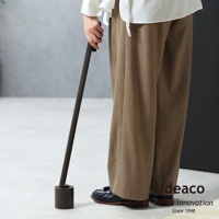 ideaco stand noppo 長柄鞋拔，附有收納座，深色細格紋長褲搭配黑色樂福鞋。