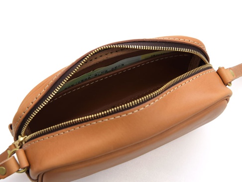 職人手作皮革隨身單肩小包 (CP-35)，淺棕色牛皮材質，金色拉鍊，縫線清晰，包身飽滿，內有卡片或紙幣。