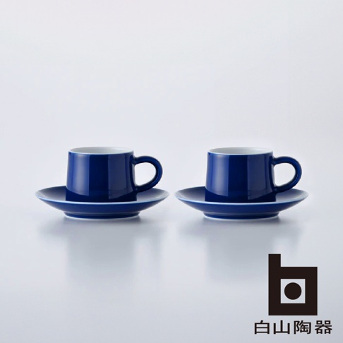 一組兩個深藍色陶瓷咖啡杯與杯碟，杯身為圓柱形，帶有圓弧把手。