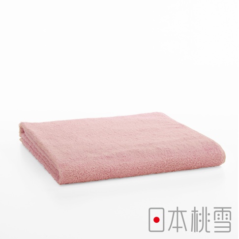 一條粉紅色飯店大毛巾，材質柔軟，質感蓬鬆，邊緣整齊，折疊平整，背景為純白色。