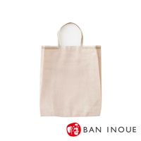 米白色棉織隨身購物袋，有雙提把，袋口邊緣有細緻的織紋裝飾。