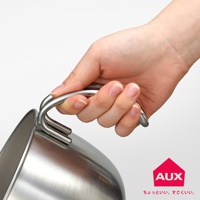 手持不鏽鋼攪拌鍋的弧形把手，鍋體為銀色金屬材質，表面光滑。