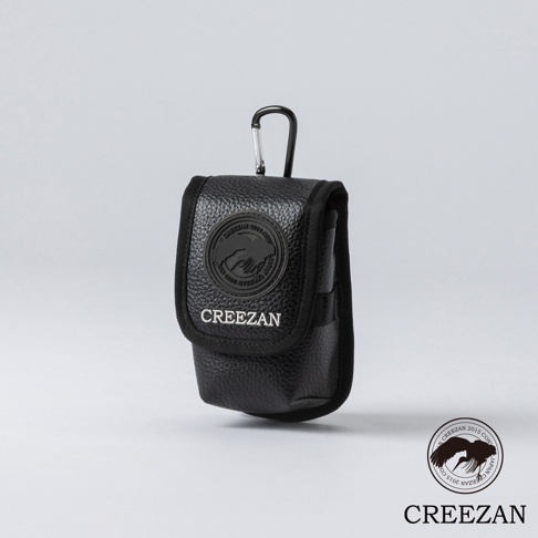 黑色皮革高爾夫球收納腰包，附有金屬掛鉤和品牌標誌。