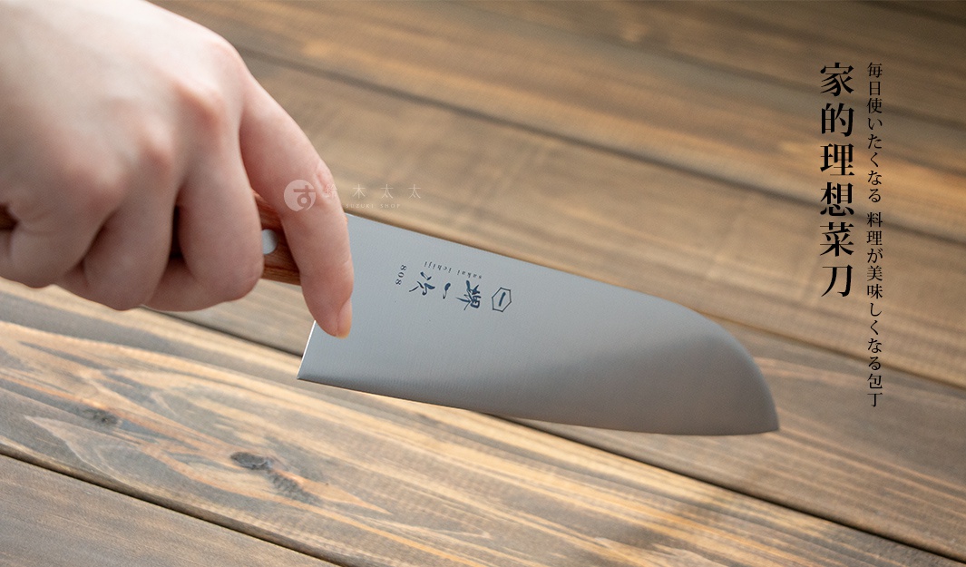 一隻手握著一把不鏽鋼三德刀，刀柄為茶色，刀身光滑，上面印有「堺一次」及「808」等字樣。