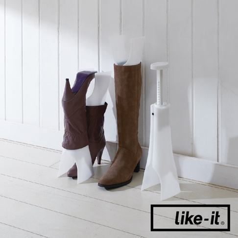 白色塑料可調節長靴收納支架，用於支撐兩雙不同顏色的長靴，一雙是深棕色皮革，另一雙是棕褐色絨面革。