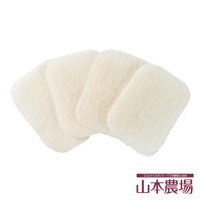 四塊乳白色、薄型、長方形的蒟蒻洗臉海綿，表面帶有細緻的顆粒感。