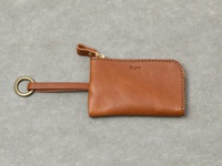 職人手作皮革鑰匙包，咖啡色，拉鍊開合，附有黃銅色圓環和皮革掛繩。