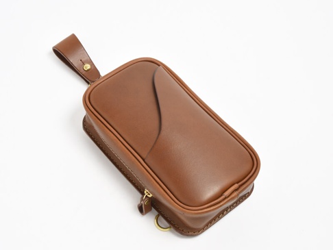 職人手作皮革兩用直立型斜背包 (F-103)，咖啡色皮革製成，具備頂部提把、拉鍊開口及金屬 D 型環，設計簡約且實用。