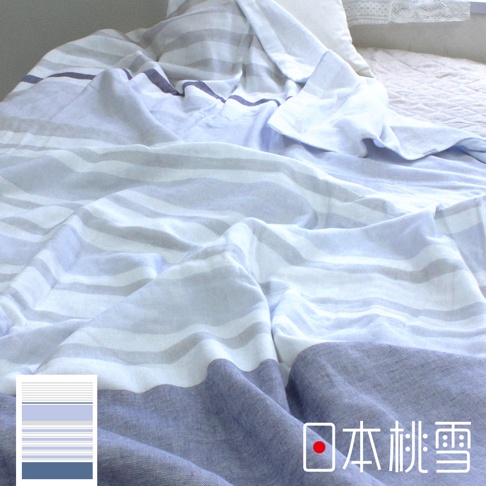 一條藍色與灰色條紋的今治毛巾被，材質柔軟，帶有細緻的織紋，呈現出舒適的居家氛圍。