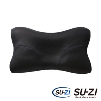 黑色網狀材質的曲線形手感枕，具有人體工學設計，適合頸部支撐。