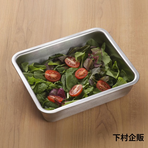 不鏽鋼調理保存盒內裝有青菜和對半切的番茄，右下角有「下村企販」字樣