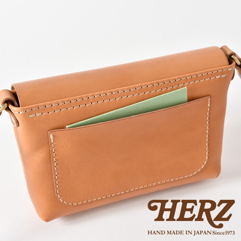 職人手作皮革迷你單肩手袋，採用光滑棕褐色皮革製成，配有縫線裝飾的外部插袋，可放入綠色卡片。