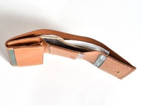 職人手作皮革三折式迷你短夾，採用原色皮革製作，內部可見多個卡槽，裝有信用卡和紙鈔，設計簡潔實用。