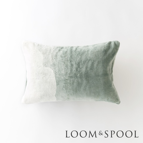 抗菌短絨舒柔枕套，採用漸層綠與白色塊拼接設計，短絨材質觸感柔軟，為居家空間增添溫馨感。