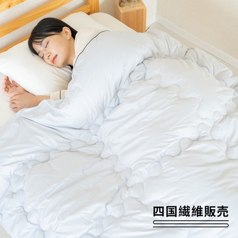 淺灰色雙人 SOFAIR WARM+5℃ 無重力空氣暖被，採用柔軟親膚材質，蓬鬆填充物，被面帶有獨特的波浪紋理縫製，提供溫暖舒適的睡眠體驗。