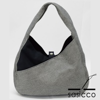 三河木綿刺子織製半月包，黑白千鳥格紋，設有黑色內襯與磁扣，單肩背帶設計。