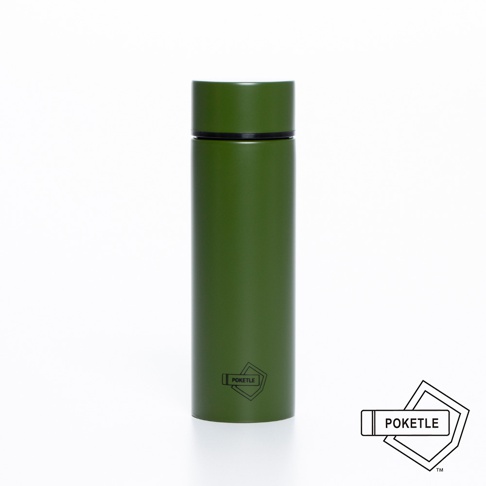 橄欖綠圓柱形金屬保溫杯，頂部有黑色密封圈和瓶蓋，杯身印有黑色 Poketle 標誌。