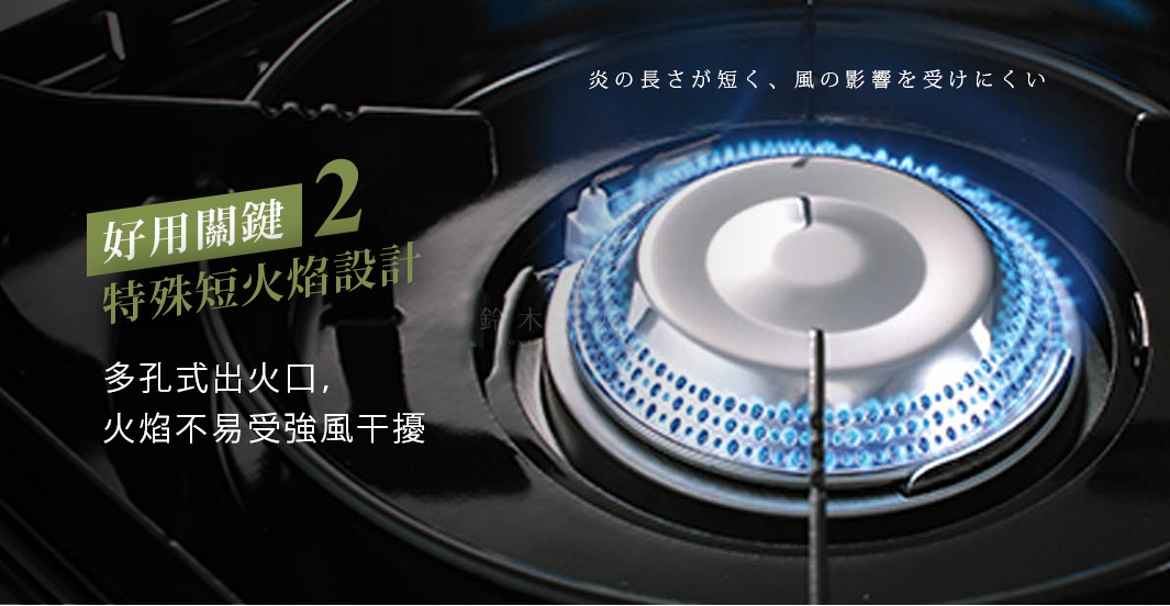 黑武士雙重防風卡式爐，特寫爐頭，藍色火焰環繞著銀色爐盤，爐頭有密集的出火孔，爐具主體為黑色。