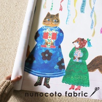 一幅無框帆布藝術海報，描繪了兩隻擬人化的動物：一隻貓咪穿著藍色連衣裙，手持紅色禮物；一隻狐狸穿著綠色連衣裙，戴著紅色頭巾，手持藍色禮物。背景有彩色的彩帶和花朵圖案，整體風格溫馨可愛。