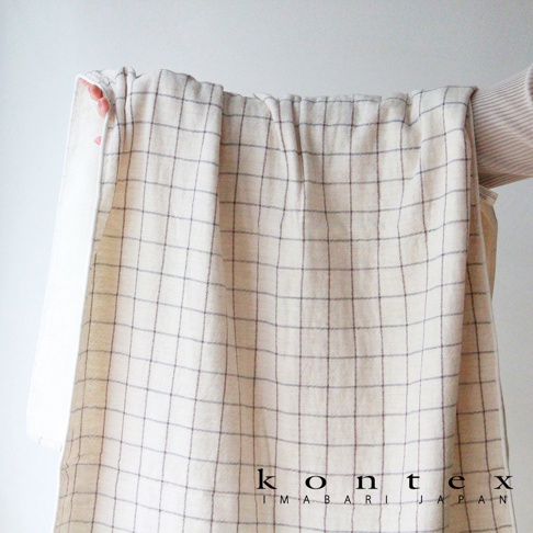 GRAPH 草木染格紋有機棉浴巾，米白色底布搭配細緻的深棕色格紋，質地柔軟，適合肌膚。