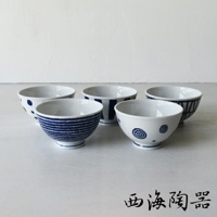 五件式白色陶瓷飯碗，碗身繪有藍色玉紋、圓點、條紋及螺旋圖案，碗口邊緣及底部有藍色線條裝飾。