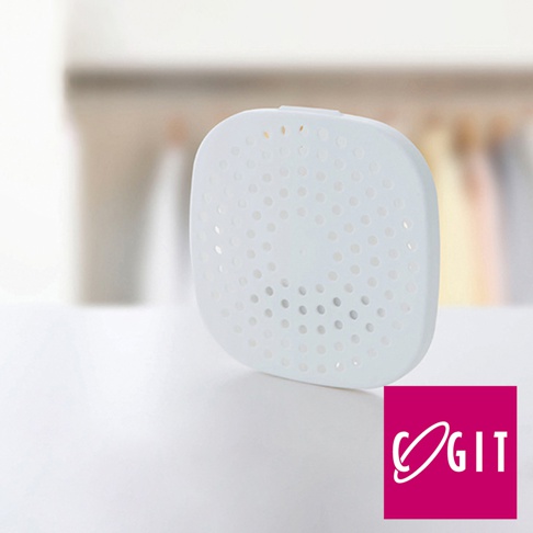 日製白色可掛式長效除臭防霉貼片盒，盒身有多處透氣孔，用於衣櫃與櫥櫃。