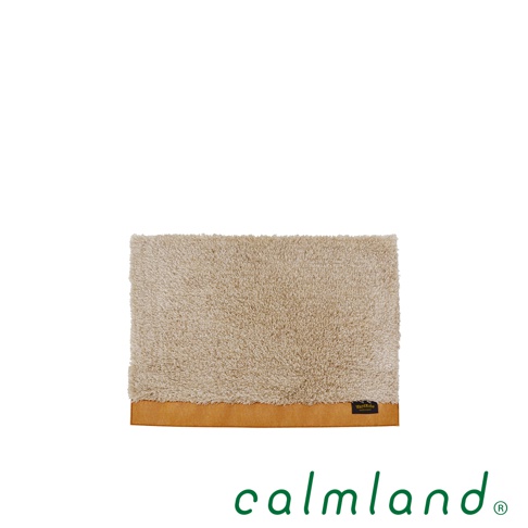 Ward Robe 天然防滑玄關地墊 S，米白色絨毛材質，底部邊緣為棕色麂皮，整體為長方形。