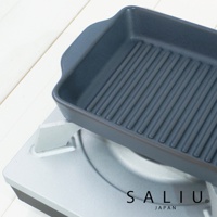 深灰色、帶有烤紋的長方形陶製烤盤，置於銀色爐架上，烤盤邊緣有兩個小提把。