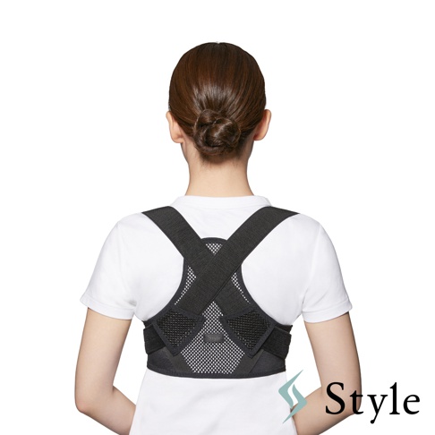 女性穿著一件白色T恤，背部佩戴著黑色BX Fit美姿調整背帶，背帶採用網狀材質與彈性織帶設計，交叉於肩部並固定於腰部。