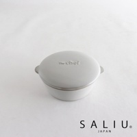 The chef 圓形陶瓷鍋，附有蓋子，呈現淺灰色，鍋蓋上印有「The Chef」字樣，兩側有小提把。