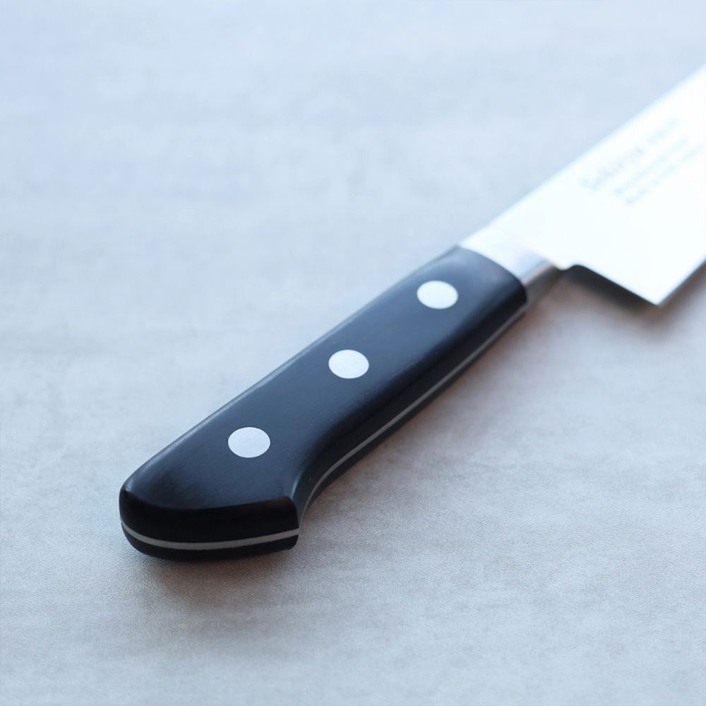 鉬釩不鏽鋼牛刀，18公分長，黑色手柄帶有三個銀色鉚釘，刀身為銀色不鏽鋼材質。