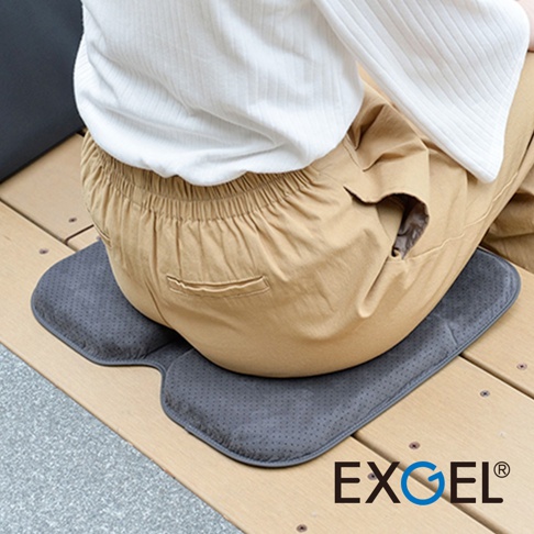 深灰色 EXGEL Mobile L 行動折疊坐墊，表面有防滑點，適合戶外使用。