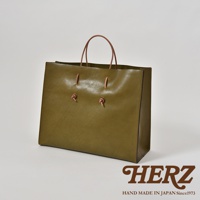 橄欖綠皮革提袋，有兩條對稱的繫繩設計，搭配同色系的提把，簡約的方形包款。