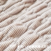 細緻的波浪紋理，淺灰色與米白色交織的細絨材質，觸感柔軟，適合四季使用。