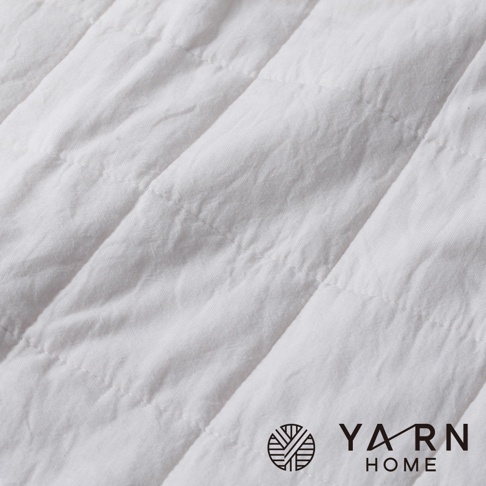 白色格紋浴巾，材質為脫脂棉混紗，表面有縫線格紋，質地柔軟。