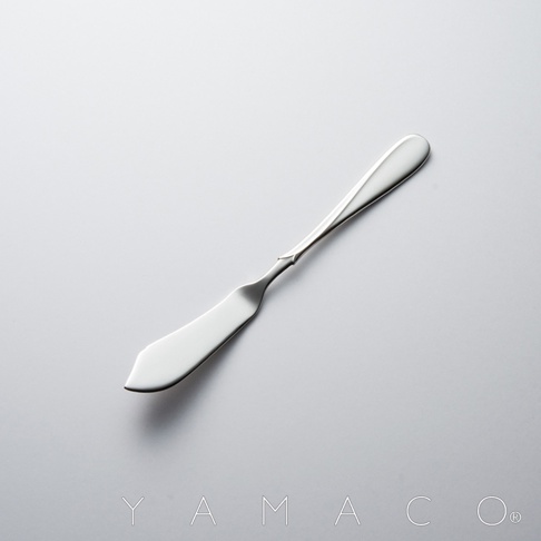 Flora系列不鏽鋼奶油抹刀，以簡潔優雅的線條設計，展現不鏽鋼的精緻質感，適合用於抹醬或奶油。