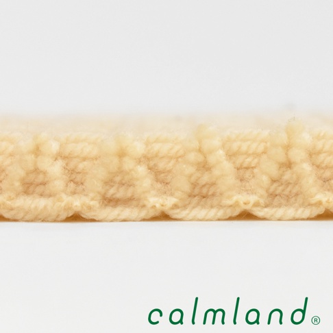 淺米色七層紗織物特寫，織紋細緻，邊緣有鋸齒狀紋理。