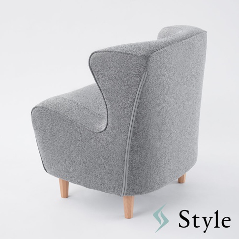 Chair DC 美姿調整座椅，立腰款，灰色布紋材質，搭配四支淺木色椅腳，椅背與扶手有灰色滾邊裝飾。