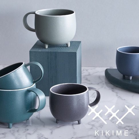marumi美濃燒珪晶釉球型馬克杯，共有淺灰綠、藍色、青綠色及深灰色四款。杯身呈圓潤球狀，帶有三隻短腳，材質為陶瓷，質感樸實。