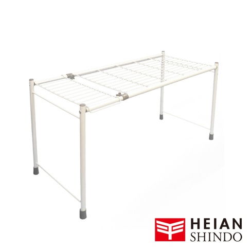 一個純白色金屬網格架，支架為白色金屬管，兩側腳部有灰色防滑墊，架子中間有可伸縮的調節裝置，右下角有平安伸銅的標誌。